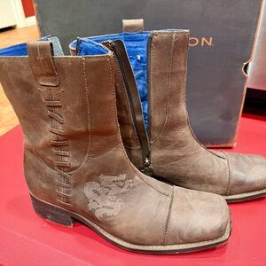 Mark Nason Rock Never Dies Mens Size 11 Brown Leather Zipper Boots Dragon Design